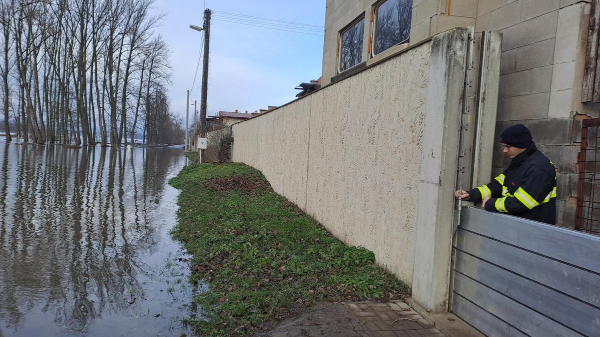 Voda z Labe zase útočí na Křešice na Litoměřicku. Obec chrání protipovodňové stěny